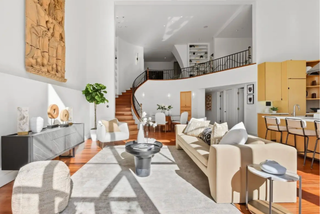 Modern_living-room-with-white_sofas_coffee_tablvce_acxnd_decoracctive_itedsms.
