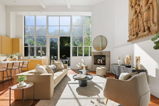 Modern_living-room-with-white_sofas_coffee_tablvce_acxnd_decoracctive_items.