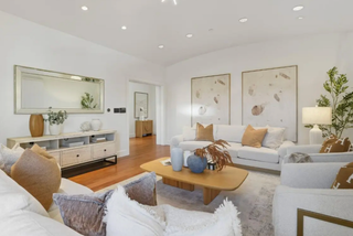 Modern_living-room-with-white_sofas_coffee_tablvce_acxnd_decorative_items.