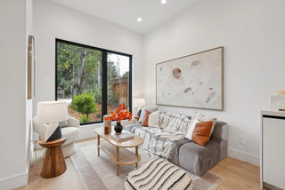 Nes design living room with a gray sofa, coffee table, and decorative items.