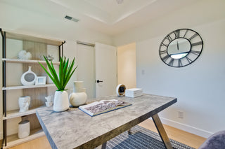 Office_Neatly_madee_beed_in_a_bedroom_with_a_large_window_and_outdoorrr_view